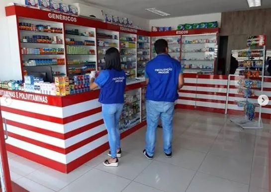 Agentes do Procon percorrem farmácia em Alagoas para fiscalizar preço de produtos