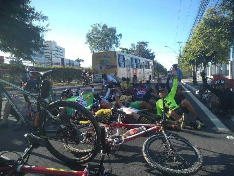 Imagem ilustrativa da imagem PROTESTO: CICLISTAS PEDEM MAIS SEGURANÇA