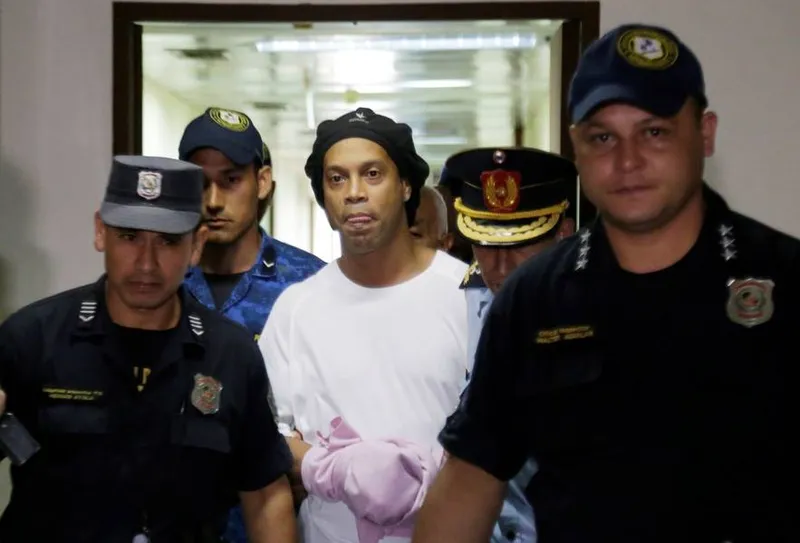 Ronaldinho e o irmão são investigados pelo uso de documentos com conteúdo falso