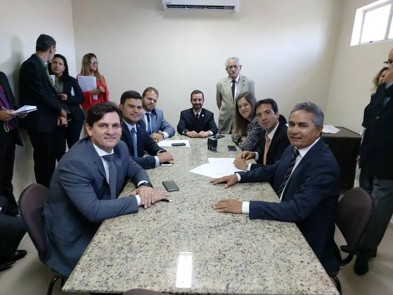 Deputados da Comissão de Administração durante reunião deliberativa na Assembleia