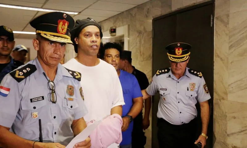 Imagem ilustrativa da imagem RONALDINHO GAÚCHO TERÁ DE EXPLICAR ORIGEM DE PASSAPORTE