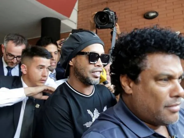Ronaldinho Gaúcho e seu irmão Assis após saírem do depoimento na Promotoria, nessa quinta-feira (5)
