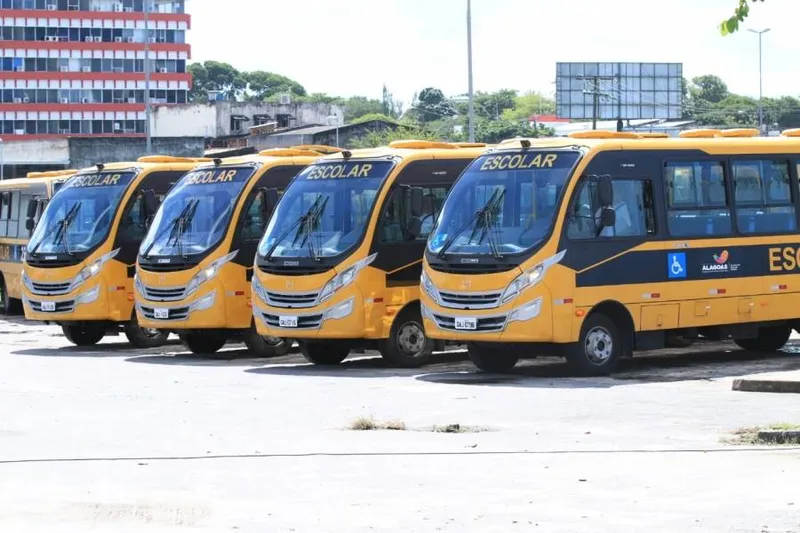 Ônibus escolares da Seduc transportam boa parte dos alunos para as escolas do Cepa