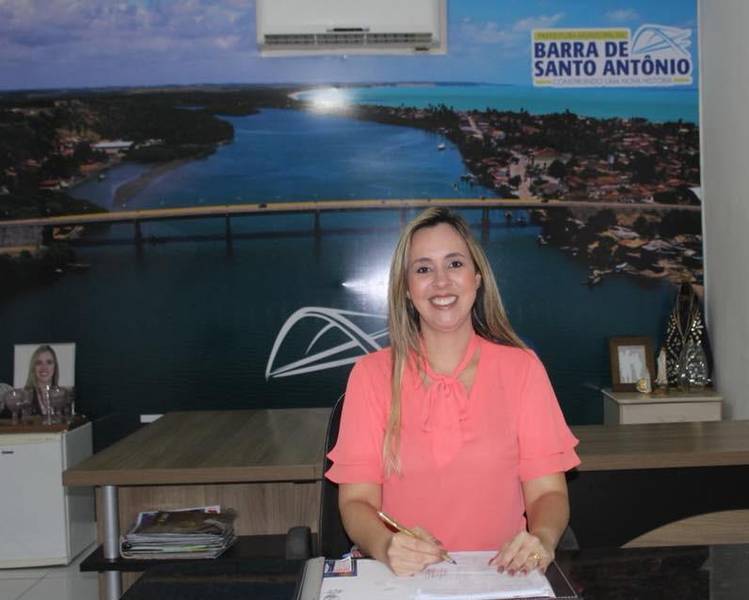 Prefeita Emanuella Moura, de Barra de Santo Antônio, anuncio corte de 50% no salário