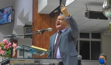Pastor Hermann falou sobre Romanos 5.3, onde Paulo cita como as tribulações nos aperfeiçoam e nos fortalecem