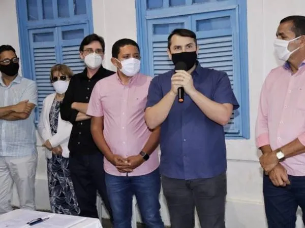 Jornalista Fernando James representou o pai, o senador Fernando Collor, durante assinatura do convênio em Palmeira