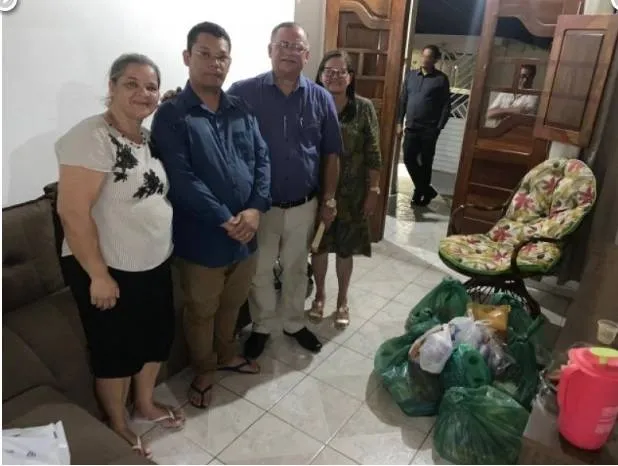 Pastor-presidente da AD em Alagoas, José Orisvaldo Nunes (à direita), fez a entrega das cestas básicas