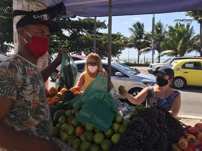 Ambulantes voltam a ganhar a vida na orla de Maceió
