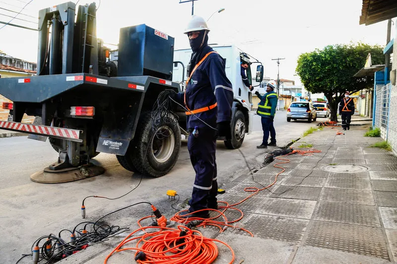 Técnicos fazem medições no solo do Pinheiro para monitorar deslocamento do solo e afundamento de casas da região