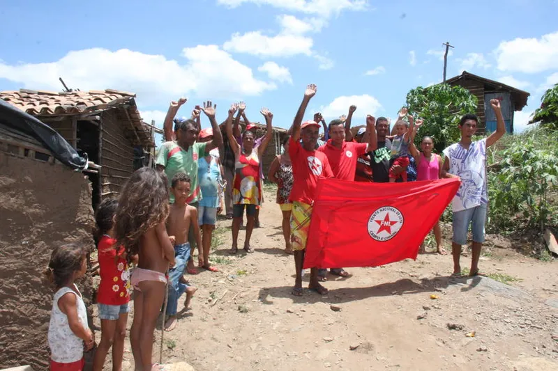 A manifestação de solidariedade envolve mais de 2 mil assentados do município de Maragogi, 700 de Porto Calvo, 300 de Jacuípe e 150 de Japaratinga, no Litoral Norte de Alagoas