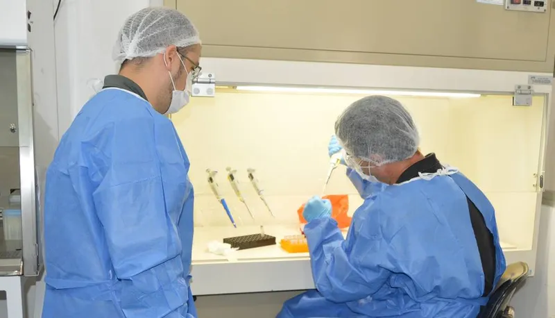 Exames da rede pública de saúde para detecção do novo coronavírus são feitos pelo Laboratório Central de Alagoas