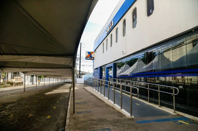 Para facilitar o pagamento do auxílio emergencial do governo federal, a Caixa abrirá oito agências neste sábado