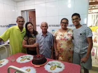 Obreiro Francisco Marcolino (ao centro) foi curado da Covid-19 e atribui cura a um milagre de Jesus