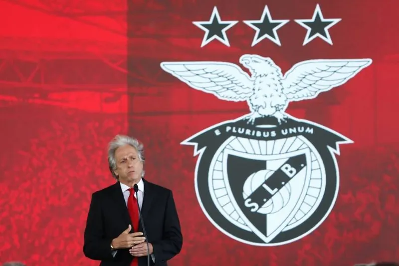 Jorge Jesus é apresentado no Benfica e se emociona ao falar do Flamengo: “Vim ganhar menos dinheiro”