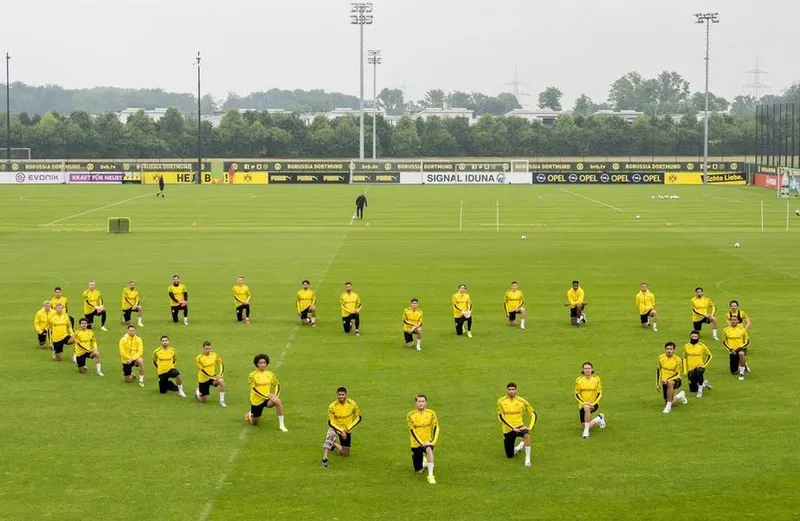 Ajoelhados, jogadores do Borussia Dortmund fazem um "coração" em homenagem a George Floyd