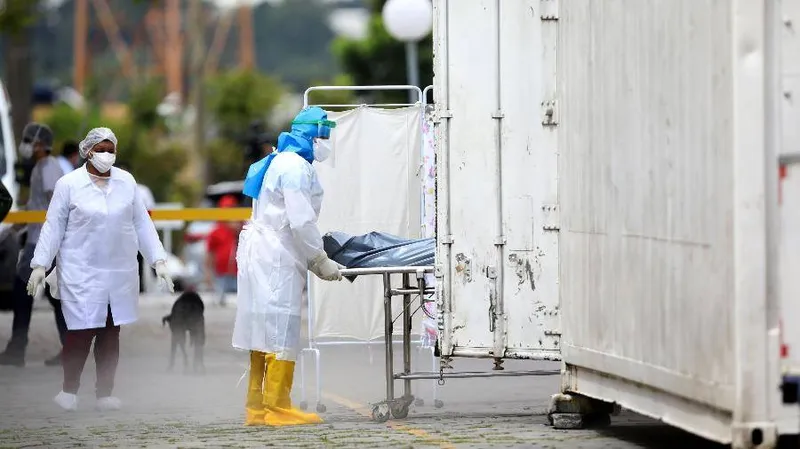 Câmaras frigoríficas - como contêineres e caminhões - vêm sendo usadas por vários hospitais pelo Brasil afora