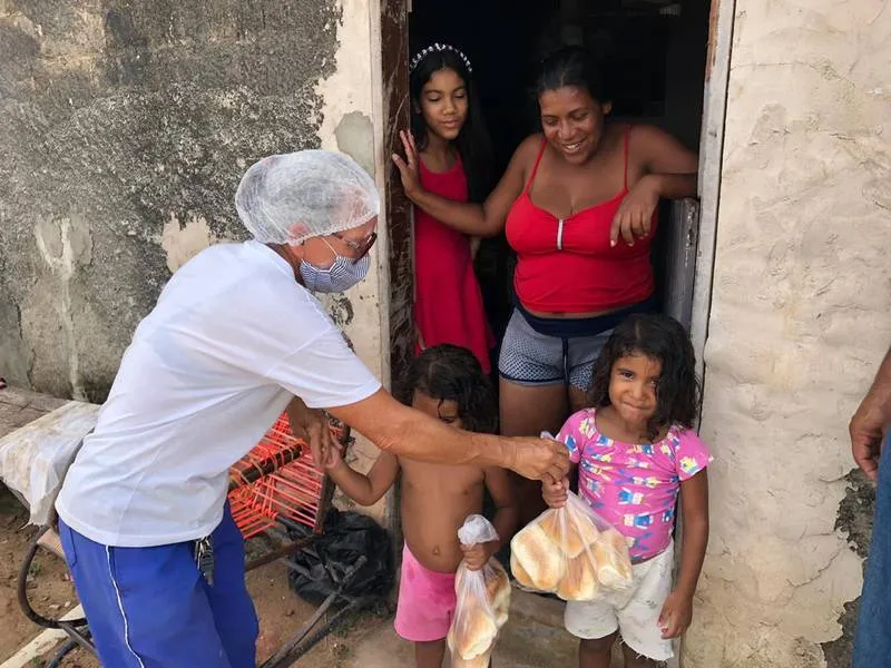 Famílias mais carentes estão recebendo cestas básicas para ajudar a enfrentar a pandemia e permanecerem em casa