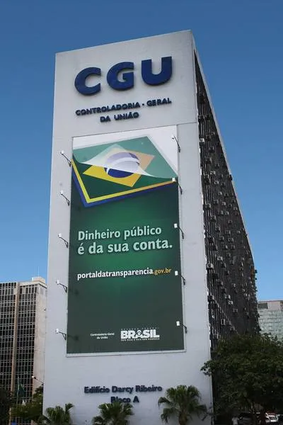 Auditores da CGU e procuradores do MP de Contas analisam a papelada de 37 municípios