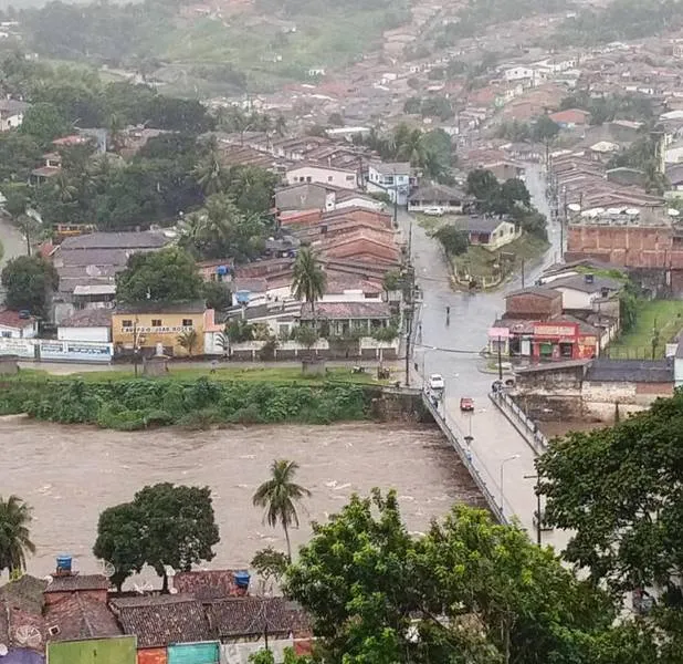 Imagem ilustrativa da imagem CHUVAS INTENSAS DEIXAM VÁRIOS MUNICÍPIOS ALAGOANOS EM ALERTA