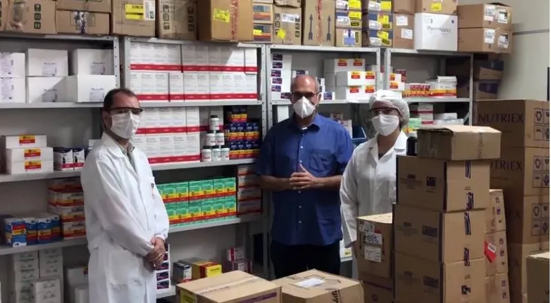Marcelo Lima, prefeito de Quebrangulo, mostra estoque da farmácia básica do município