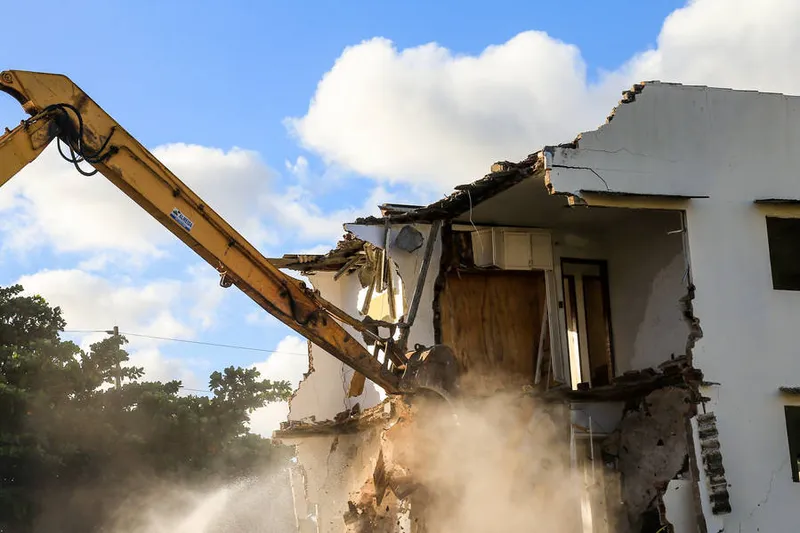 Entre os imóveis afetados pelo colapso do solo no Pinheiro também há muitas empresas