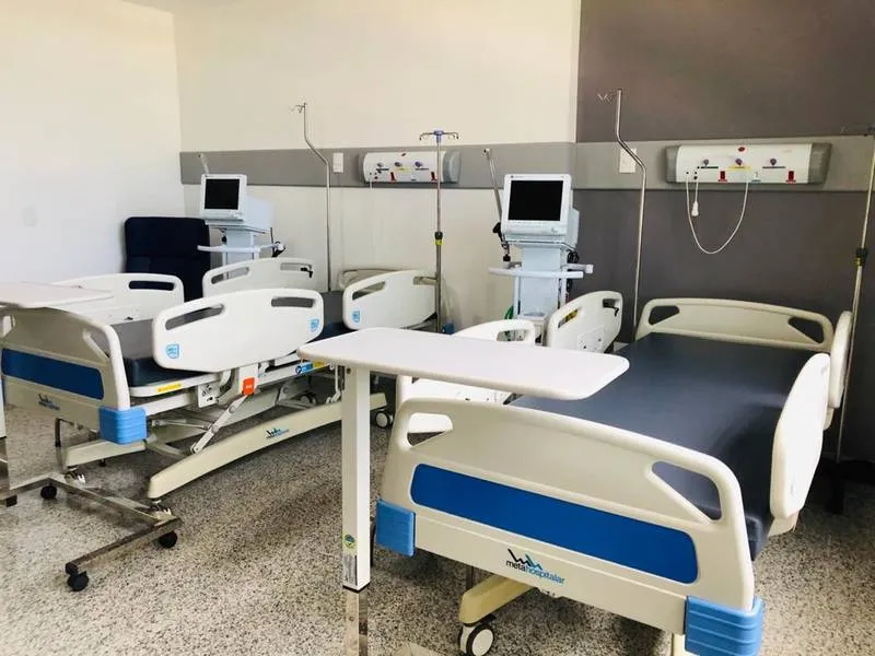 Respiradores mecânicos são utilizados nos leitos de UTI pelos hospitais durante tratamento de pacientes com Covid-19