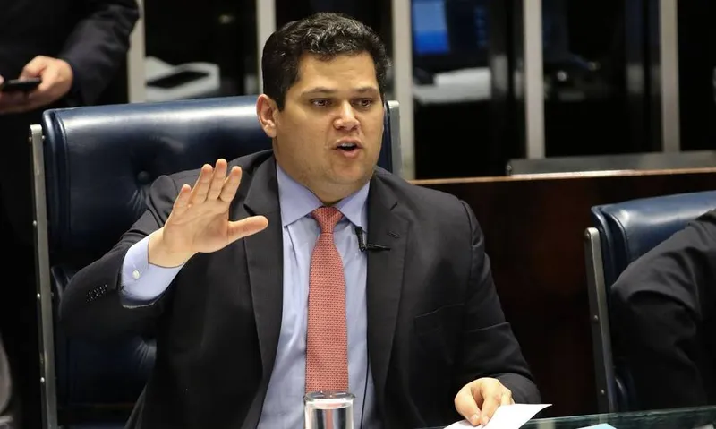 Alcolumbre vai criar um grupo formado por senadores e deputados para tratar do tema