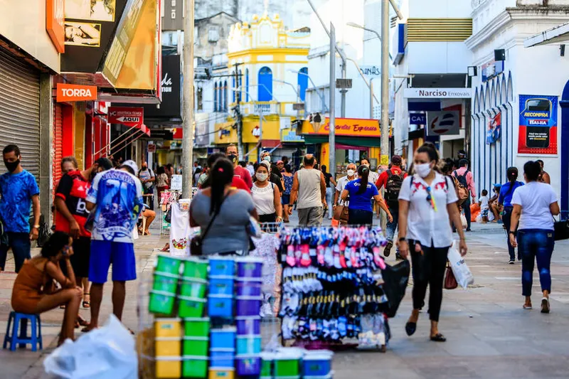 Movimento no Centro de Maceió vai ganhando volume novamente após a reabertura