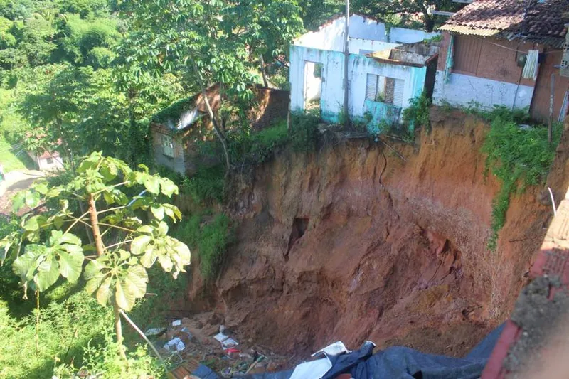 Imagem ilustrativa da imagem CRATERA EM ENCOSTA ASSUSTA MORADORES DO SÃO JORGE