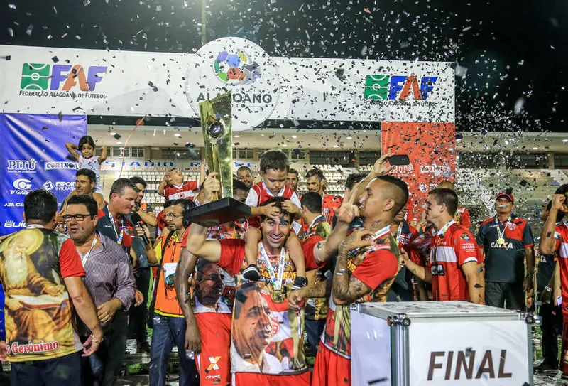 Maceió, 08 de Maio de 2016
Lance do jogo entre CSA E CRB, partida válida pela final do Campeonato Alagoano, realizado no Estádio Rei Pelé, em Maceió. Alagoas - Brasil.
Foto: Ailton Cruz