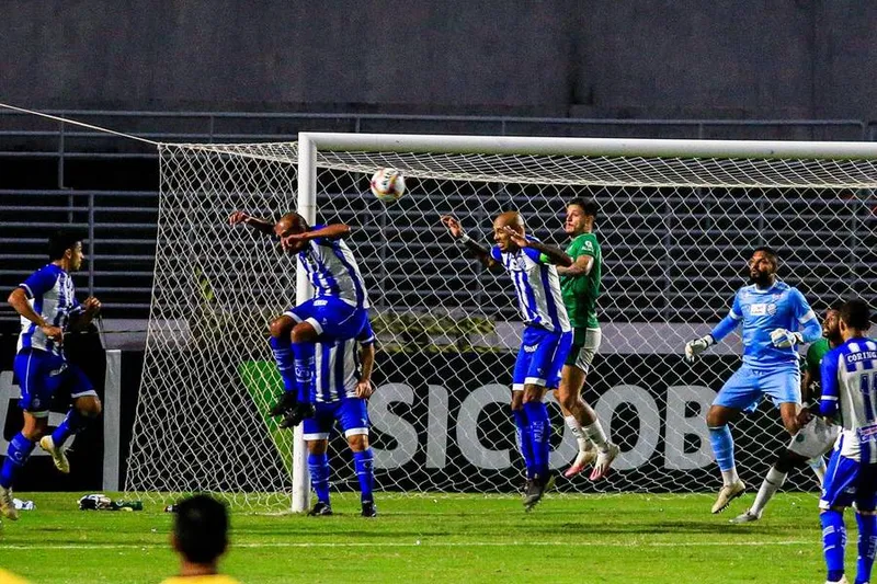 Mais nove jogadores do CSA testaram positivo para o novo coronavírus e jogo contra Chape foi adiado