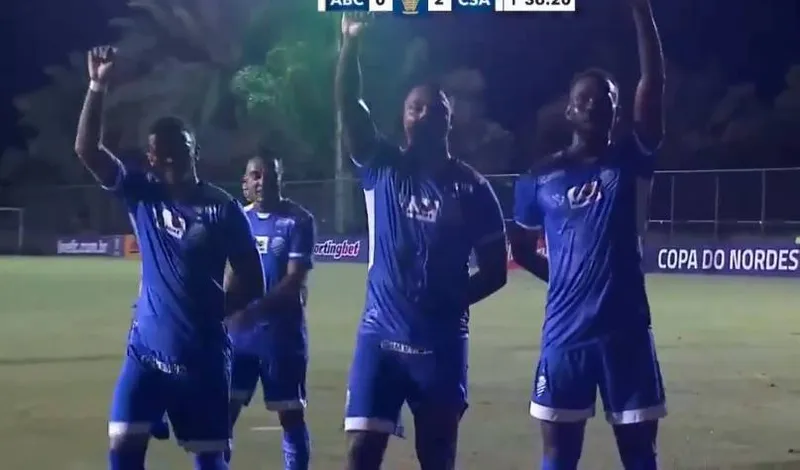 Michael Douglas (ao centro) comemora o gol que fez sobre o ABC, o segundo do CSA, fazendo gesto antirracismo