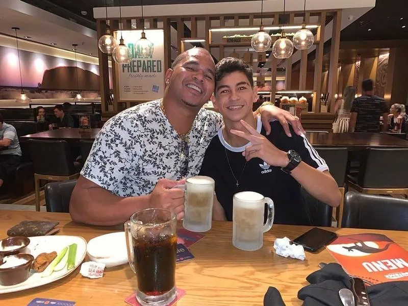 Aloísio Chulapa e seu filho primogênito, Aloísio Romário, uma homenagem ao “Baixinho” do Flamengo; e na outra foto com o caçula, Rogério Ceni