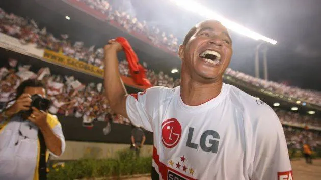 Ídolo do São Paulo, alagoano Chulapa sorteará camisa do Mundial de 2005 para ajudar famílias carentes