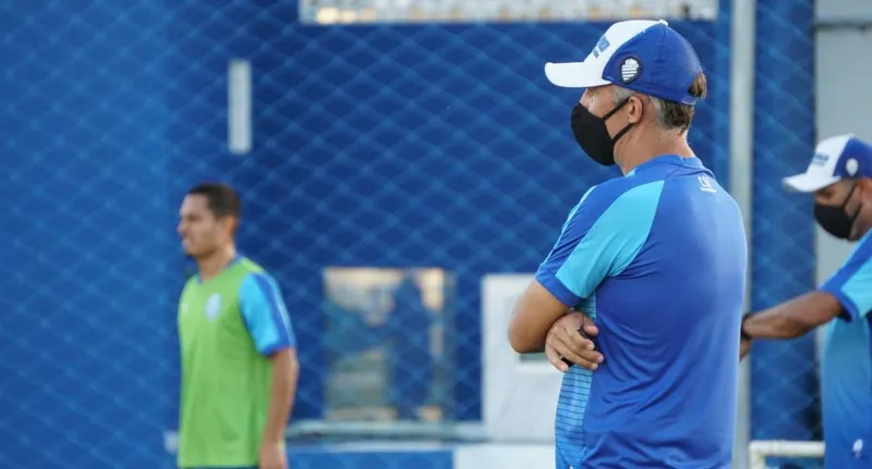 Técnico do CSA, Eduardo Baptista: clubes adotaram o uso da máscara como prevenção
