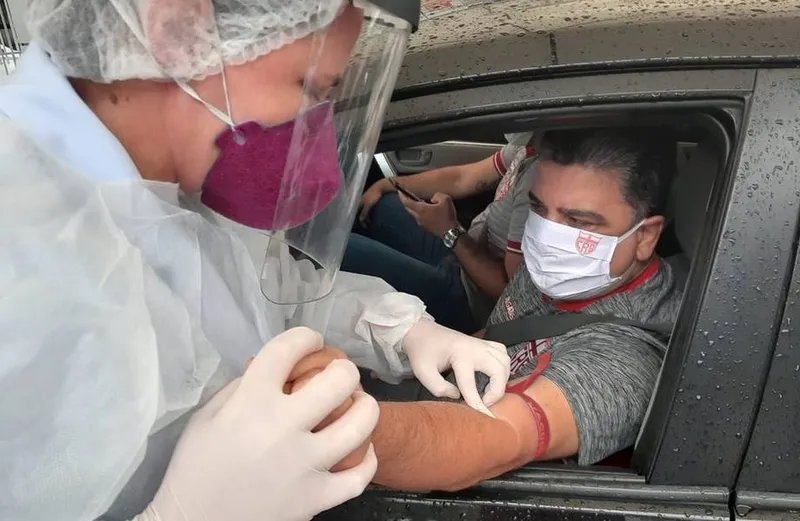Técnico do CRB, Marcelo Cabo, durante a realização dos testes do novo coronavírus, nessa segunda-feira (15)