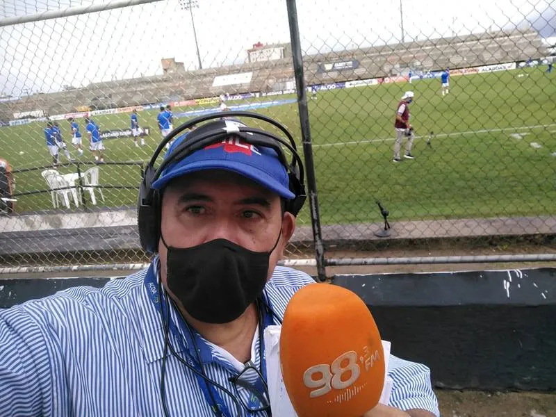 Profissionais da crônica esportiva seguem protocolos de segurança nos estádios, durante a transmissão dos jogos