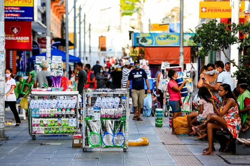 Movimento no Centro de Maceió ainda foi intenso durante todo o dia de ontem