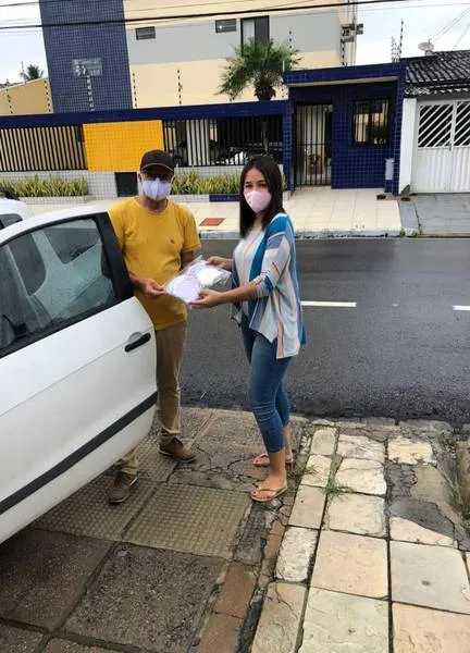 Raphaela Melo trocou o escritório pela confecção de máscaras contra o coronavírus