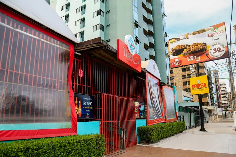 Bares e restaurantes seguem fechados em todo o estado e empresários reclamam dos prejuízos com a pandemia