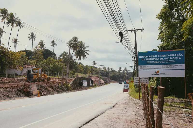 Rodovia AL 101 Norte passa por obras de duplicação para escoar o trânsito rumo a praias