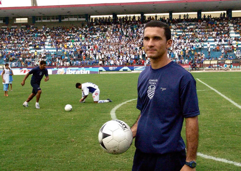 Maceió 08 de julho de 2005
Ranielle Ribeiro, ex- técnico do ABC, quando era preparador físico do CSA em Maceió. Alagoas - Brasil.
Foto: ©Ailton Cruz