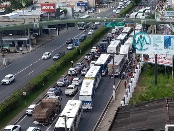 Imagem ilustrativa da imagem FUNCIONÁRIOS DA VELEIRO FECHAM PARTE DA AV. FERNANDES LIMA
