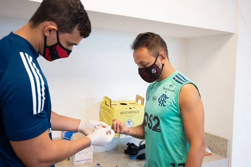 Rafinha durante a realização de teste de coronavírus no Ninho do Urubu, nessa segunda (1°)