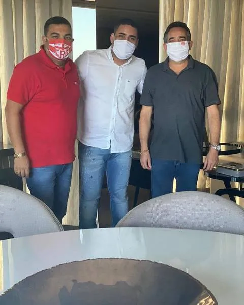O CRB levou Ricardo Lima (C), que já trabalhou no rival CSA, para o setor de marketing