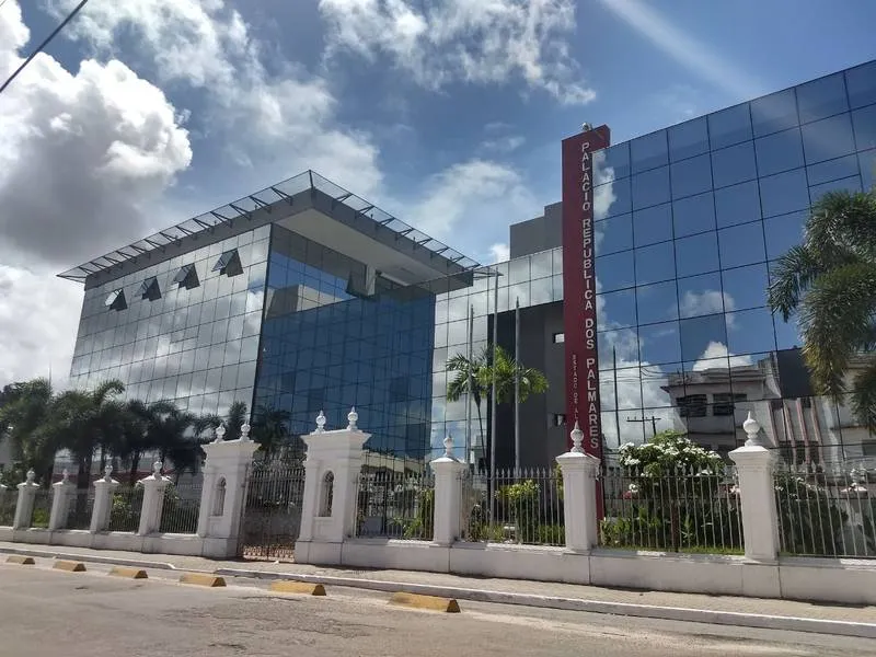 Governo iniciou fechamento do comércio dia 21 de março, mas só cortou os próprios gastos a partir de 24 de abril