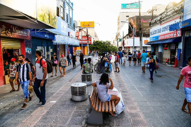 Ruas do Centro de Maceió seguem movimentadas de pedestres, mesmo com as lojas fechadas por conta da Covid