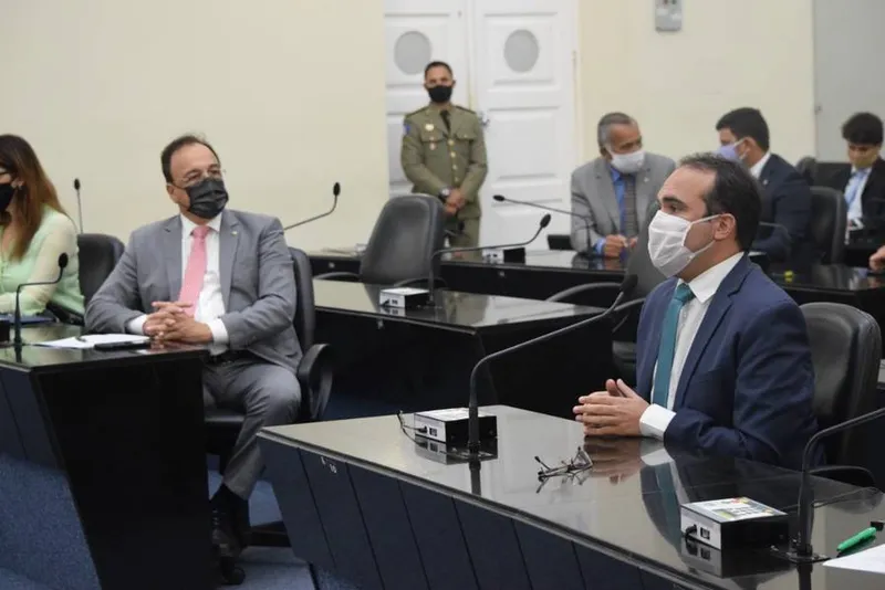 Davi Maia (à direita) foi um dos que subscreveu o requerimento que tinha como alvo até mesmo o governador da Bahia