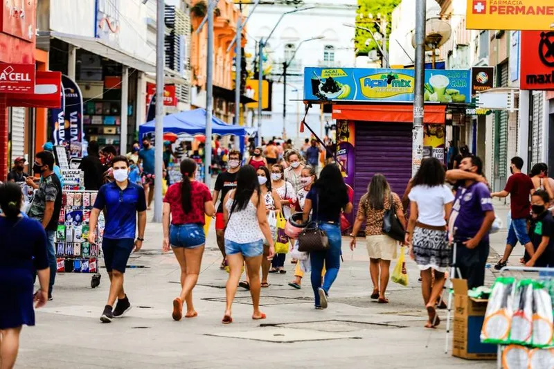 Mesmo com o comércio fechado, o alagoano insiste em bater pernas no Centro da cidade