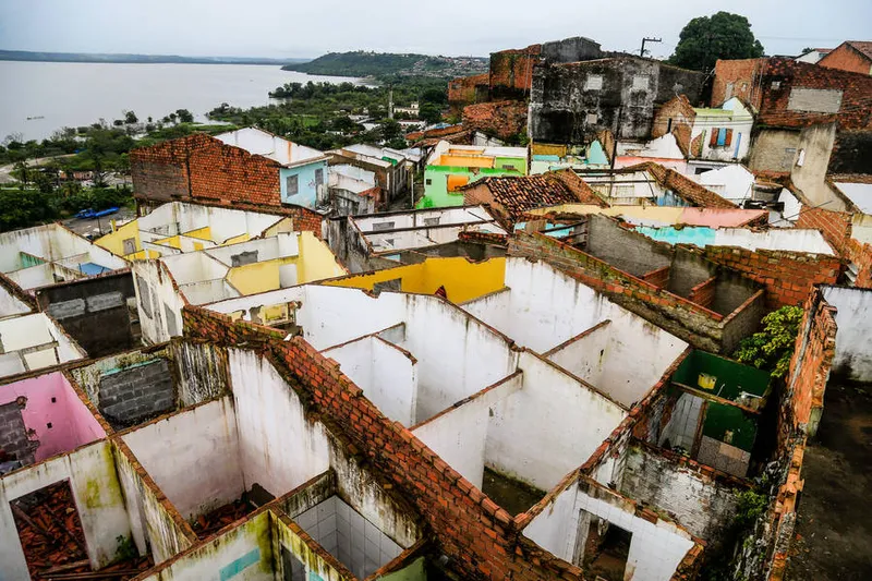 Bairros afetados pelo problema causado pela Braskem vivem cenário de guerra e vazio
